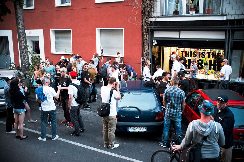 Großer Andrang bei der Eröffnung der "This is the Sk8-Hi"-Ausstellung von Vans im Sneakermuseum Köln.
