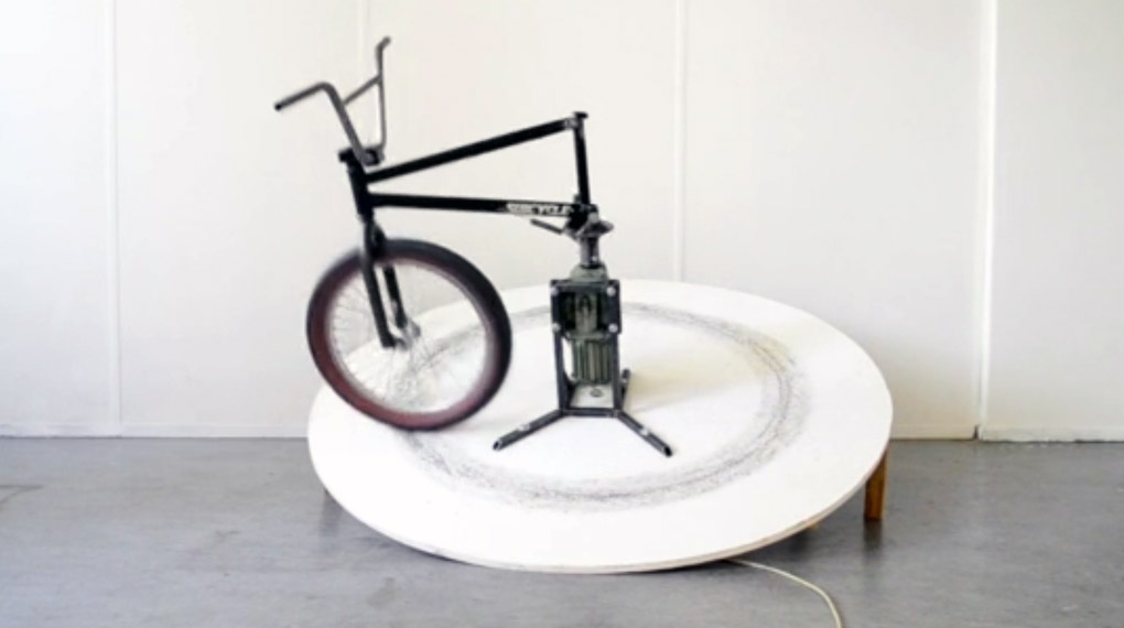 BMX in der Kunst: Arek Laskowski hat auf dem Platine Festival 2015 in Köln seine Installation Barspin vorgestellt. Hier findest du das Video dazu.