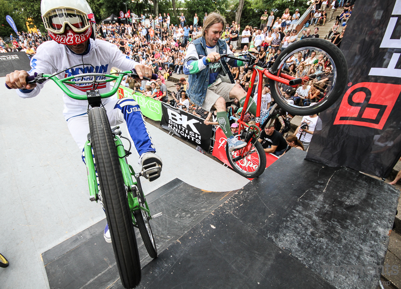 Die Ü40-Fraktion wollte es bei BMX Cologne 2015 im Kölner Jugendpark noch einmal wissen: Veranstalter Stephan Prantl (links) und Zweiradgott Axel Reichertz beim Synchronabubaca; Foto: Leon Haferkamp
