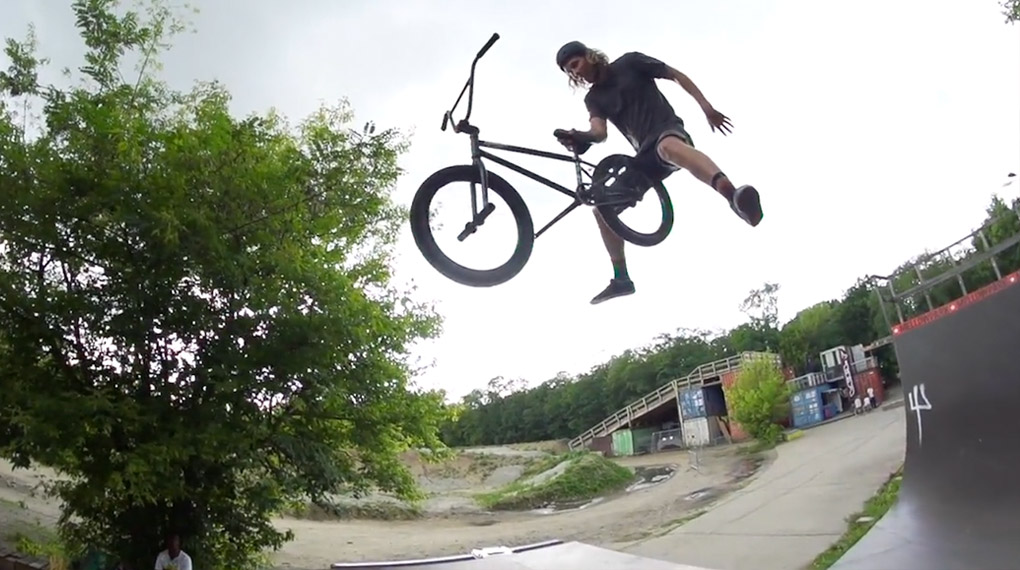 Der australische Mankind-Fahrer Boyd Hilder hat auf seiner Weltreise einen Stopp in Deutschland eingelegt, um Spots in Hamburg und Berlin zu zerlegen.