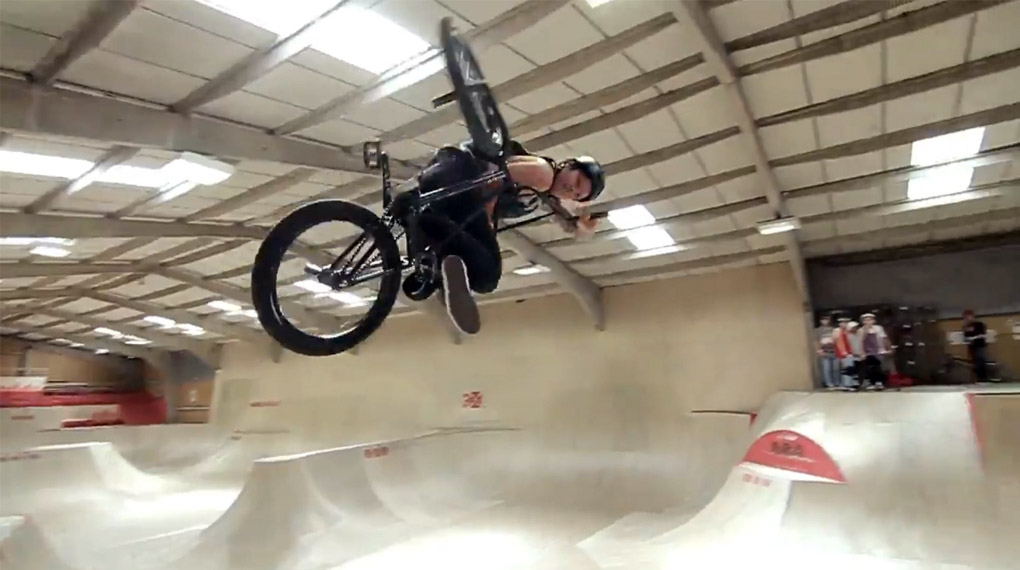 Wilde Rotationen, heiße Griffe und ein wenig Vorderradballett – Chris Nicol hat für seine Power Hour im Adrenaline Alley Skatepark alle Register gezogen.