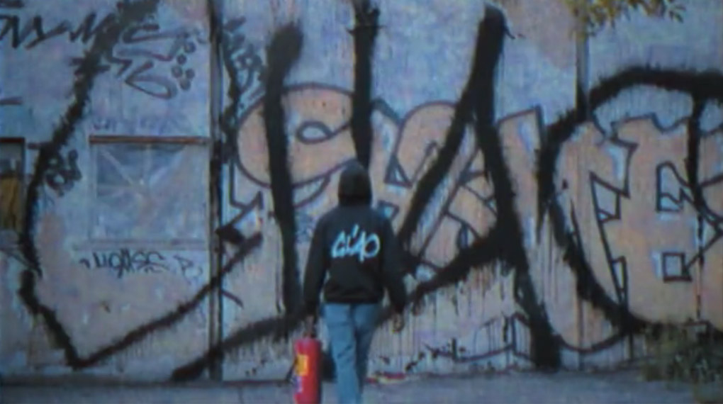 Der Frankfurter Sprüher Vragk ist neulich mit seinem Feuerlöscher losgezogen, um das Wohnzimmer der Ciao Crew aka den Ghettospot ein wenig zu verzieren.