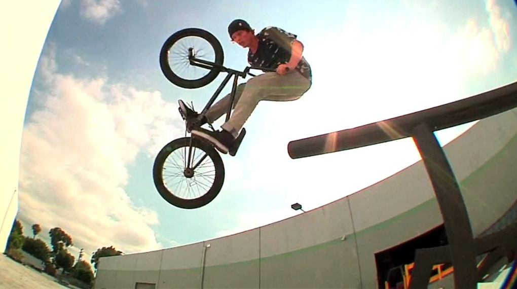 Bisher gab es noch keine Folge der #tuesdayattip-Videoreihe bei uns zu sehen, aber wenn Devon Smillie zum Tanz bittet, dann werden sogar wir schwach.