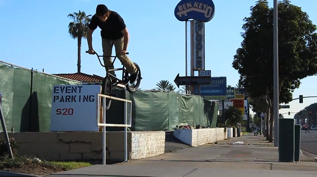 Ruf mal einer die Feuerwehr, Devon Smillie hat im Namen von Flybikes das Internet angezündet! So viele unglaubliche Clips, also am besten sofort angucken!