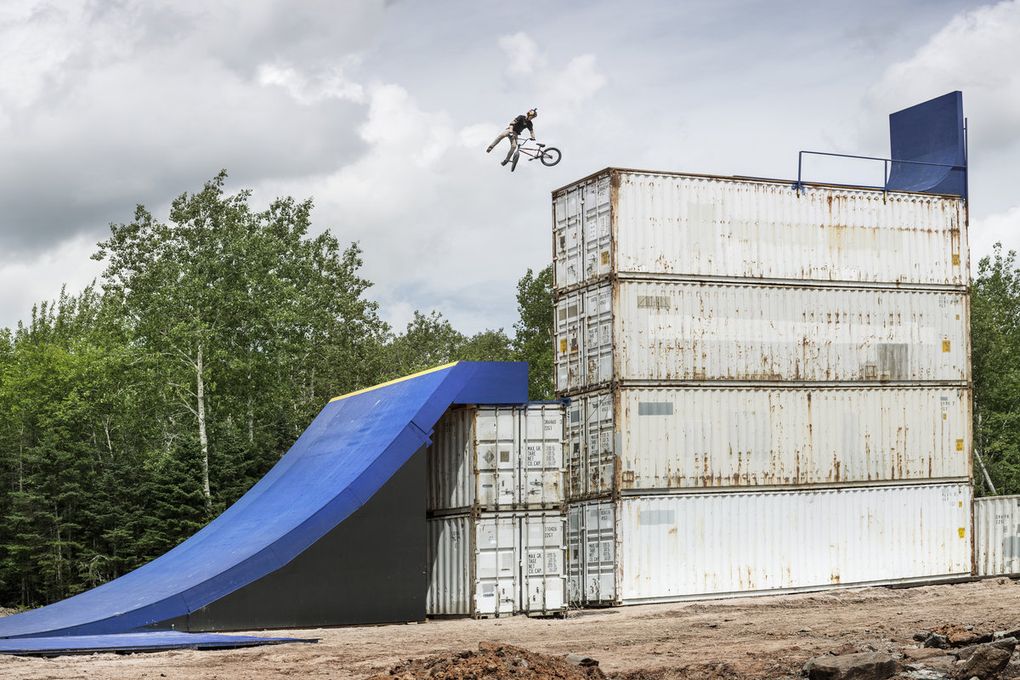Dieser 360 Tailwhip Drop gehört eher zu den weniger gefährlichen Manövern, die Drew Bezanson in seinem neuen Video für Red Bull zeigt. Überzeug dich selbst , indem du einfach auf dieses Bild klickst.