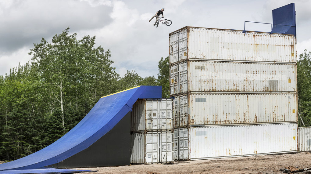 Bei jedem Trick, den Drew Bezanson in diesem Video zeigt, bleibt einem schon beim Zugucken das Herz stehen, aber der Ender ist einfach nur lebensmüde!