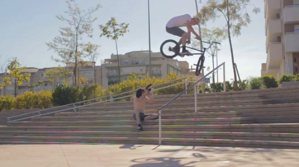 Eddie Baum hat für Fiend BMX auf den Straßen von Malaga ein kleines Technikfeuerwerk entfacht, bei dem natürlich auch sein Signaturemove nicht fehlen durfte.