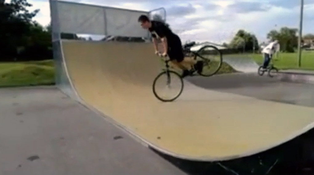 Gangbang Bikes haben ihre Lieblings-15-Sekünder zu einem Video zusammengefasst, was allein schon wegen den Clips von Hagen Schubert einen Klick wert ist.