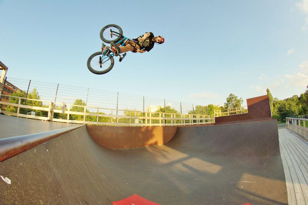 Heizhaus-Local Marcus "Lingling" Kießling hoch über der 10 Meter breiten Minirampe auf dem Außengelände des Heizhauses; Foto: Andreas Grüttner