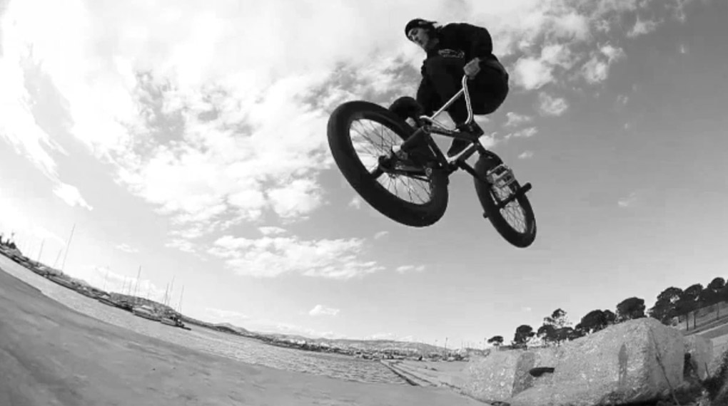 Dieser Leftoveredit mit bisher unveröffentlichten Clips von Jason Eustathiou ist nur so lala, sondern richtig φωτιά. Also, gönn