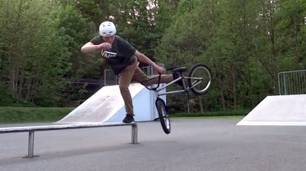 Auch wenn die Skaterbahn in Annaberg-Buchholz nicht unbedingt viel zu bieten hat, lässt Johann Abhalter auf seinen Localspot nichts kommen. Mehr dazu hier.