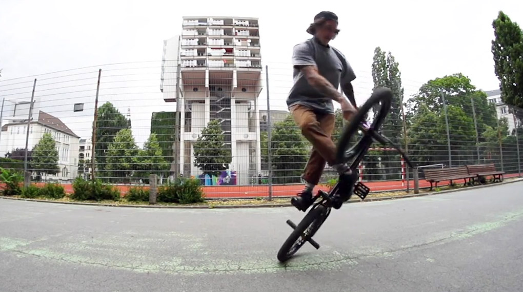 Drehwurm in Berlin: Der Flatland-Profi Kevin Nikulski dreht in diesem Video für G-Shock und deepbmx seine Kreise in der Hauptstadt.