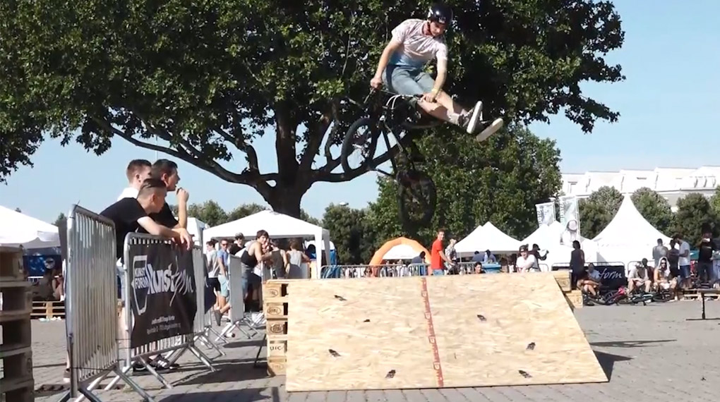 Der kunstform?! BMX Shop hat im Rahmen des "HipHop Open"-Festivals 2015 einen Street- und Flatlandjam organisiert. Mehr dazu in diesem Video aus Stuttgart.