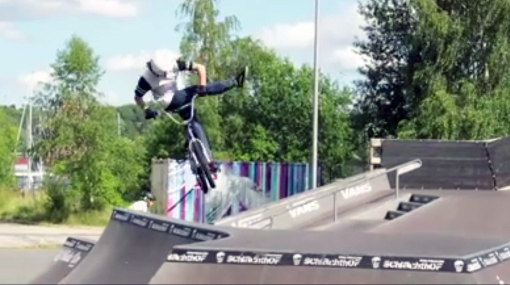 Lara Lessmann ist eine der besten BMX-Fahrerinnen in Deutschland. Checkt ihren Sommeredit 2015 aus dem Schlachthof Skatepark in Flensburg.