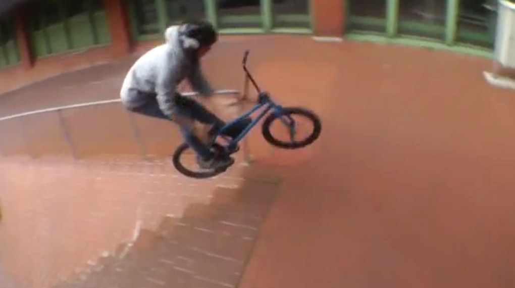 Eigentlich fährt Lennart Preuss ja MTB, aber aufgrund technischer Probleme musste er für dieses Video notgedrungen auf das BMX-Rad eines Kumpels umsatteln.