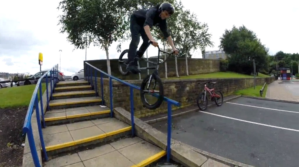 Der 13jährige Streetfahrer Lewis Cunningham aus England hat für dieses Video wieder einige Rails erlegt und Nosemanualmissionen abgehakt. Beeindruckend!