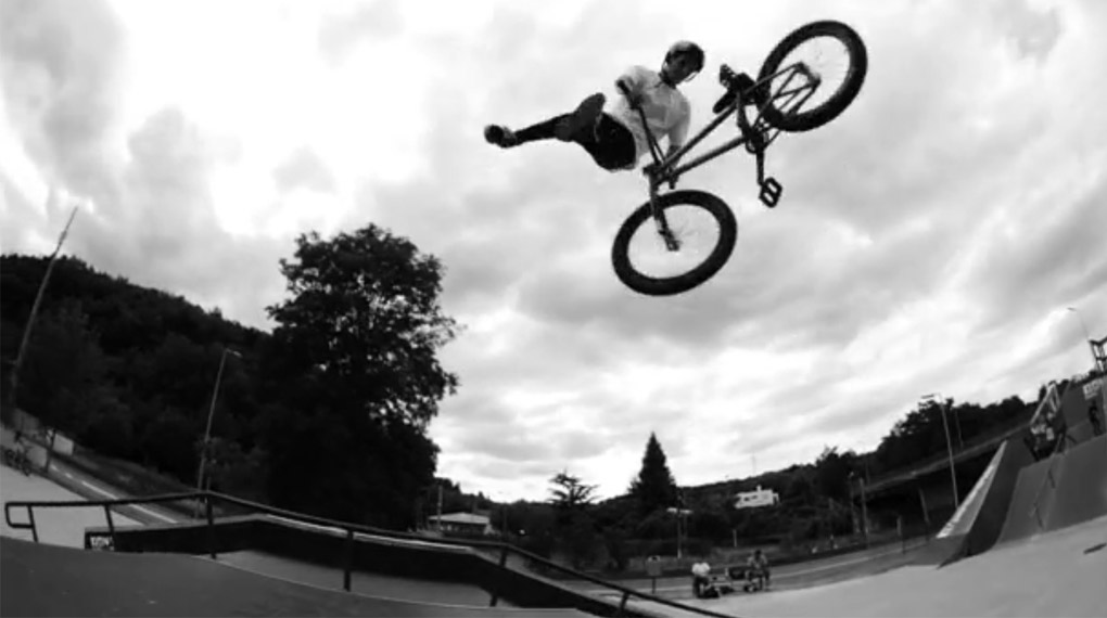 Luca Davelli ist ein 17jähriges Nachwuchstalent aus Luxemburg. Für dieses Video zerlegt er den Dudelange Skatepark mit einer Extraportion Style.