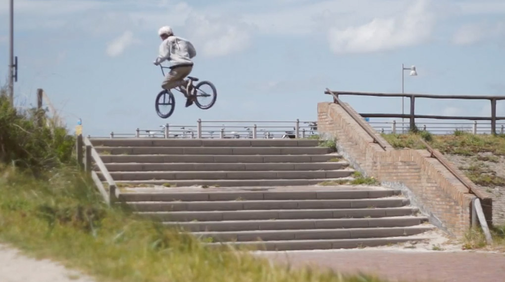 Marcus Brückner greift für Bikers Base tief in seine Trickkiste und holt neben technisch anspruchsvollen Combos auch einige wagemutige 360 Gaps hervor.