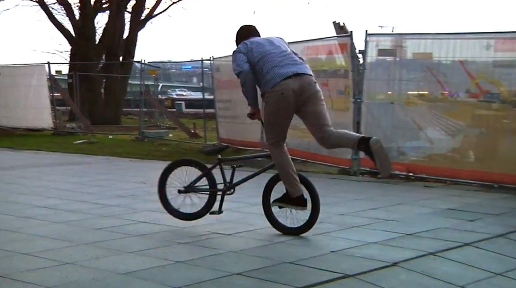 Halb Flatland, halb Street, 100 % sehenswert: Martin Mahlert zeigt in diesem Video eine Fakie-Whiplash-Combo am LVR in Köln.