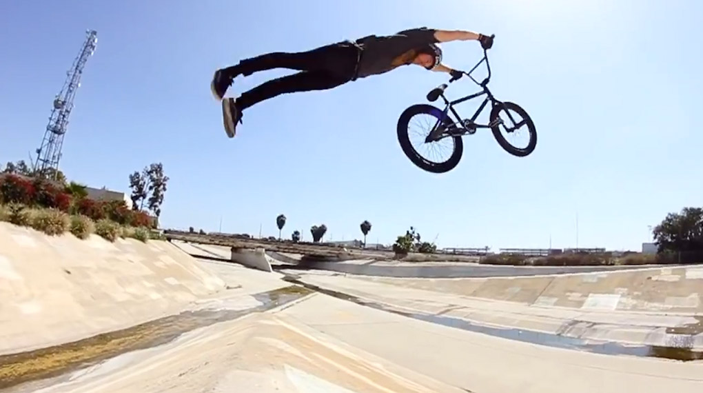 Matt Cordova gibt in diesem Video den Überschallstyler für Demolition Parts. Garantiert kein Flatrailtrick in Schrittgeschwindigkeit weit und breit. BRAAAB!