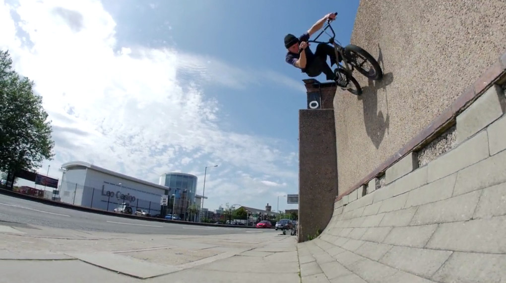 Die beiden britischen Mutiny-Fahrer Matt Roe und Robbo treten den Beweis an, dass man auch ohne Pegs ein richtig gutes Streetvideo filmen kann.