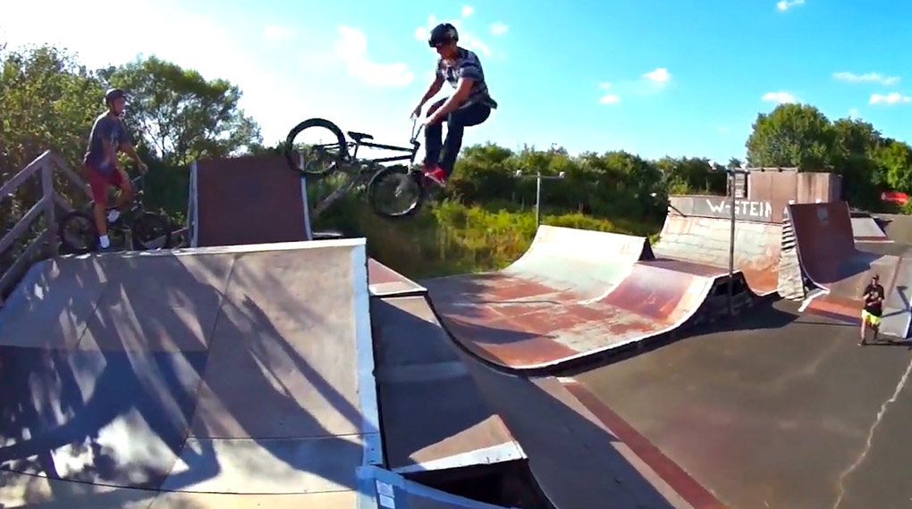 Vom 5.-6.9.2015 findet im Skatepark Wendelstein der Woodstone BMX- und MTB-Contest statt. Was es für Rampen in Franken zu fahren gibt, verrät dieser Trailer.