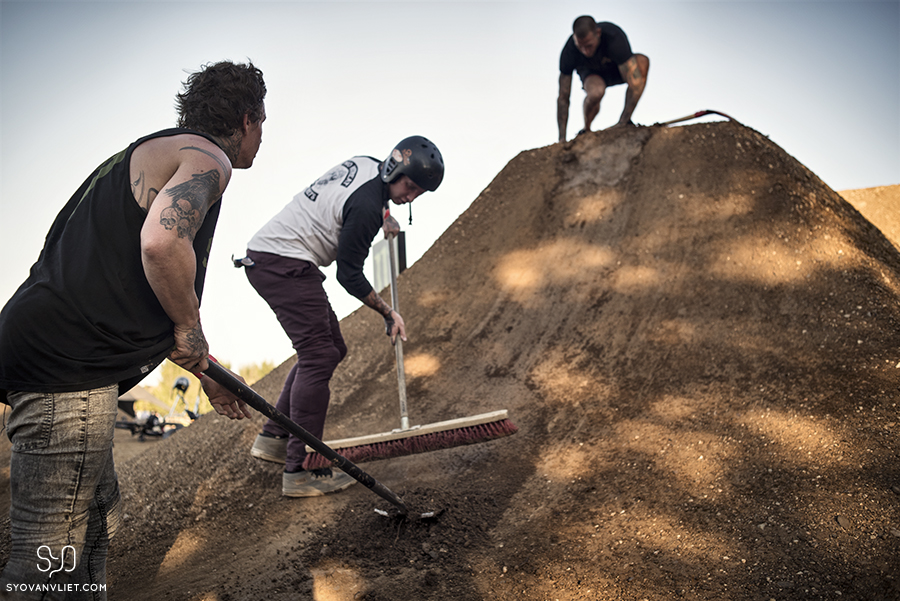 Nick Cooper und Corey Nastazio (oben) bei der Hügelpflege 