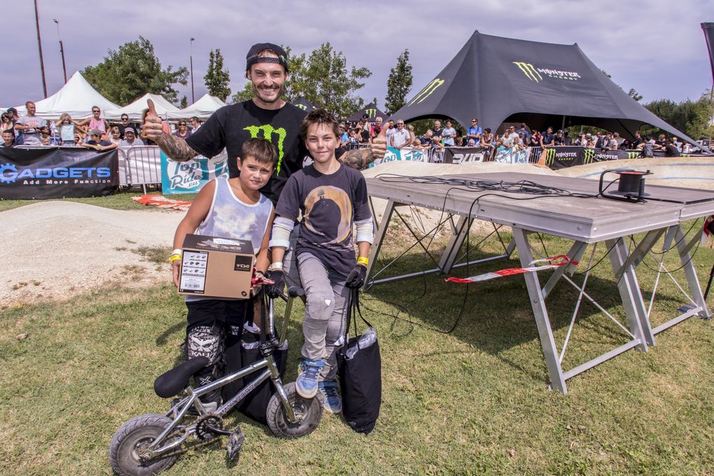 Der Veranstalter Patrick Guimez mit den Gewinnern des Rocker Bikes Kiddie Race