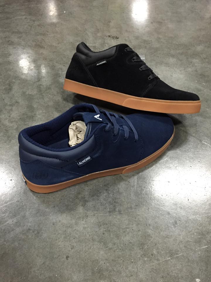 Zwar nicht von éclat, aber auch aus dem Hause wemakethings kommen last but not least Jared Washingtons neue Signatureschuhe von Almond. Der 1&9 kommt in schwarz und blau und ist hoffentlich der Vorbote für ein Comeback einer der letzten BMX-Schuhfirmen auf dem Markt.