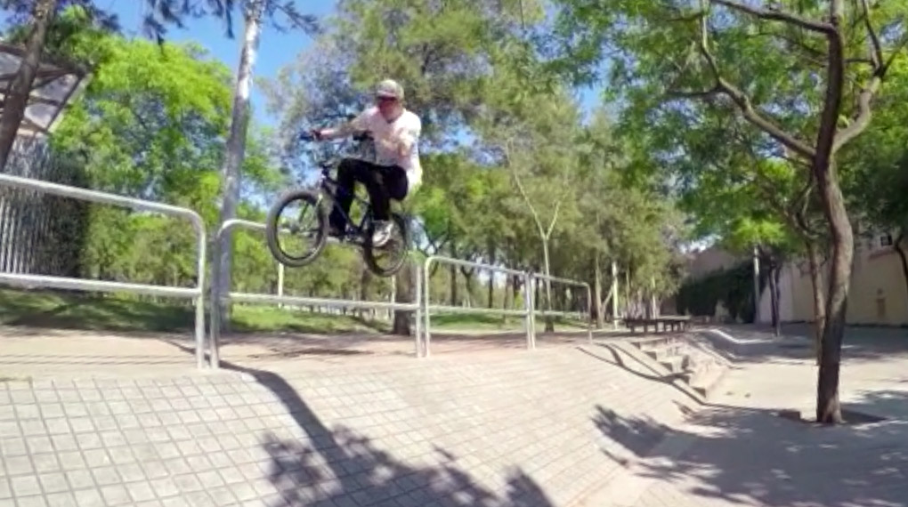 Paul Krüger, Max Betke und Christopher Neumann waren in Barcelona, um die Sonne zu genießen und berühmte Spots abzuklappern. Hier ist ihr Urlaubsvideo.