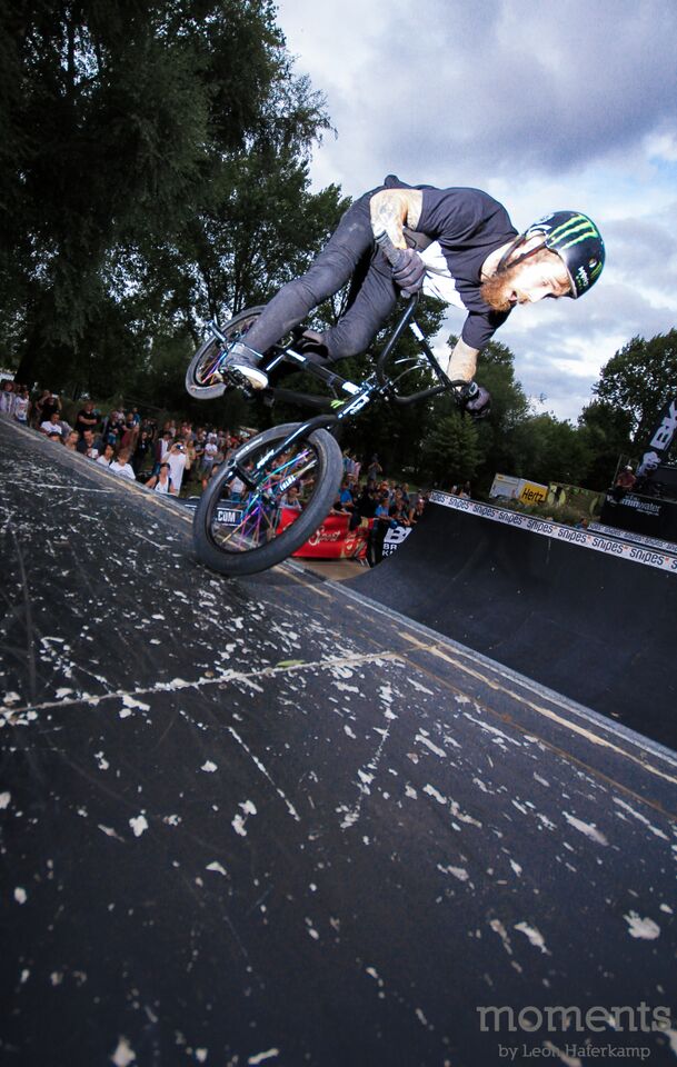 Mehr reinlehnen! Alex Coleborn hat die wichtigste Regel zum Erlernen neuer Tricks total verinnerlicht. Kein Wunder also, dass er in der Minirampe den ersten Platz holte