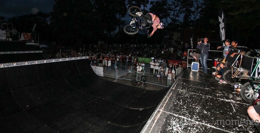 Riesiger Flair bei nahezu totaler Dunkelheit von Daniel Wedemeijer zum Abschluss des Minirampencontests.