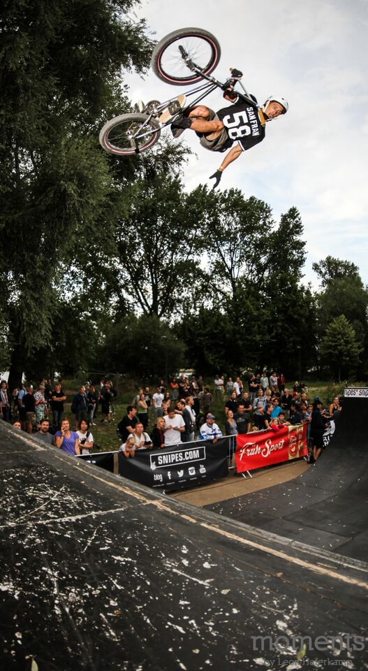 Der Gewinner des Amateurminirampenfinale, Jan Mihaly, in luftiger Höhe.