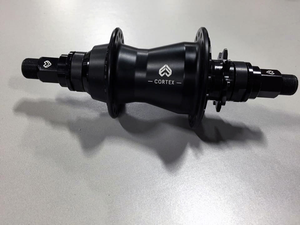 Neben dem Blind hat éclat jetzt auch den neuen Coretx-Freecoaster im Programm, der anscheinend ein komplett neues Innenleben hat. Laut éclat wird der Cortex nicht so viel Spiel haben, wie die meisten anderen Coaster.