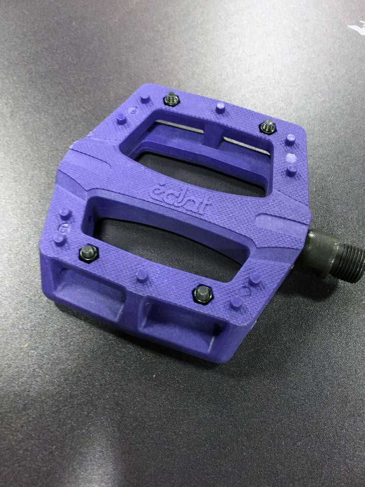 Plastikpedalen mit Metallpins sind schwer im Kommen. Hier sind die Contra Pedals von éclat.