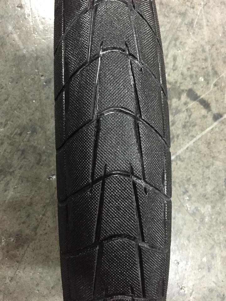 Ebenfalls neu von éclat ist Bruno Hoffmanns Signaturereifen, der auf den schönen Namen Predator getauft wurde. Der Reifen wird ausschließlich in 2,3" erhältlich sein, schließlich möchtest du bei Crookedgrinds ja nicht mit der Seite am Rail entlang schleifen, oder? Das Profil hat eine Mikrorändelung und sollte dadurch auf jedem Untergrund für guten Grip sorgen. An den Seiten läuft diese Rändelung übrigens aus, damit sie nicht das Grindvergnügen beeinträchtigt. Die Farben stehen noch nicht ganz fest, aber aller Vorraussicht nach wird es den Predator in schwarz (duh) und schwarz/rot mit schwarzen Sidewalls geben.