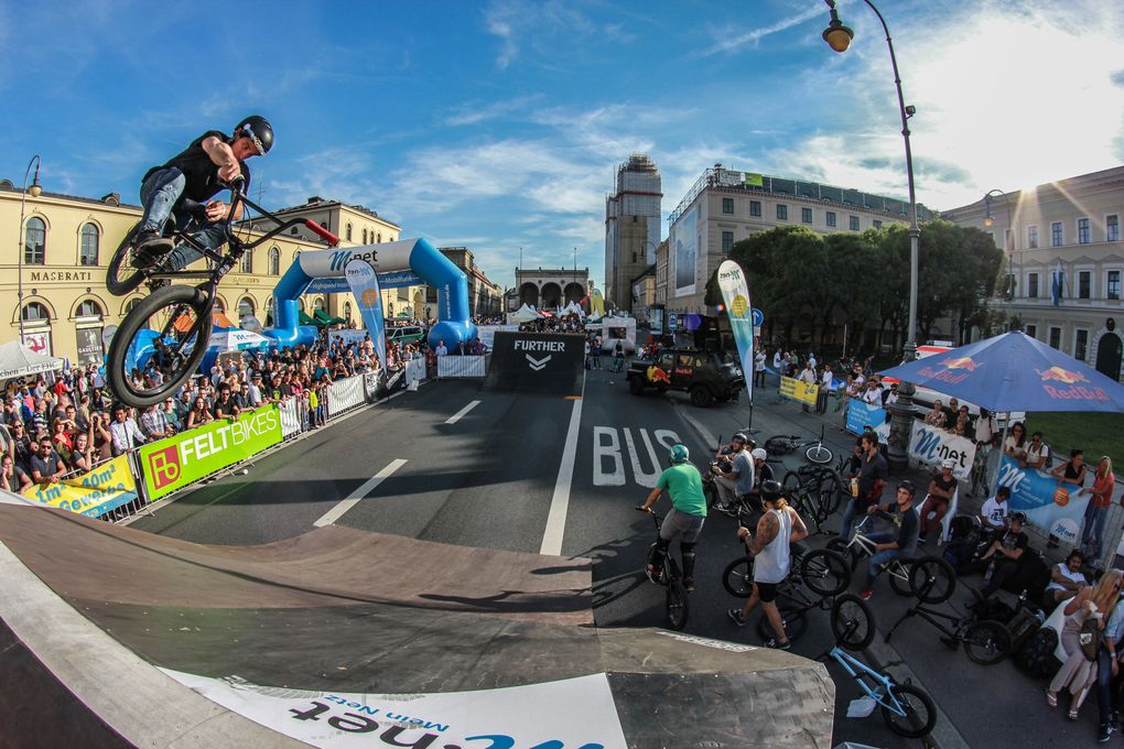 Bobo Ujvari, Toboggan in der Bank