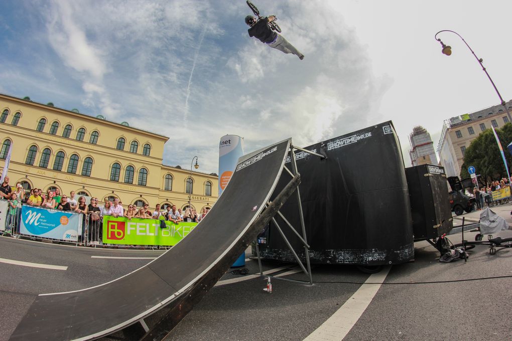 Superman Backflip von Simon Moratz