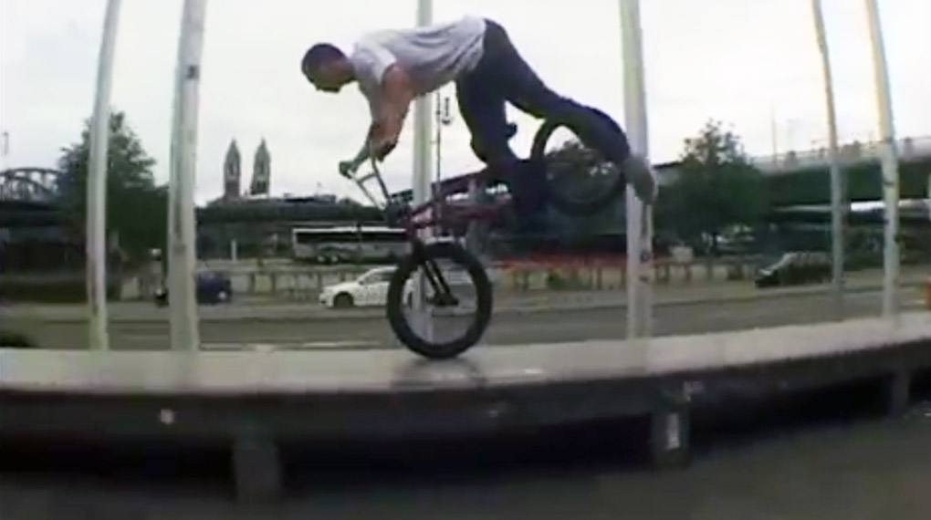 Anton Arens hat für Gangbang Bikes ein 9-minütiges Mixtape abgeliefert, das er mit seiner VX auf den Straßen von Hamburg, Freiburg und Basel gefilmt hat.