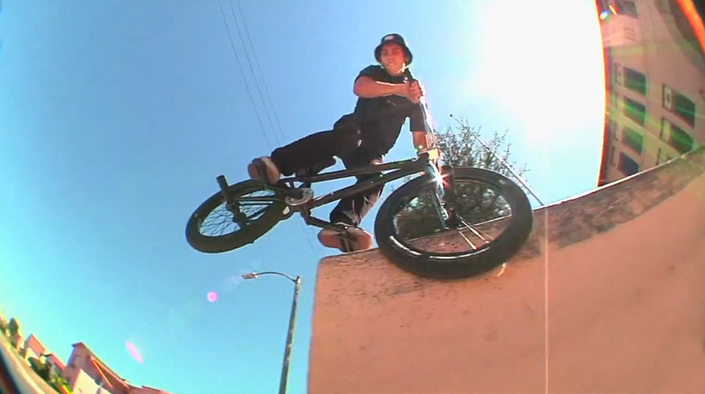 Julian Arteaga von der Common Crew ist neu auf éclat und liefert zum Einstand einen Welcome-Edit ab, der nicht gerade arm an technischen Leckerbissen ist.