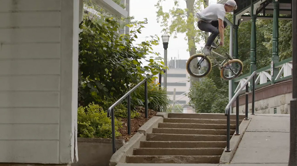 Während des Betriebsausflugs von Merritt BMX nach Toronto wurde nicht nur jedes Rail attackiert, sondern auch ordentlich abgequietscht. Mehr dazu hier.