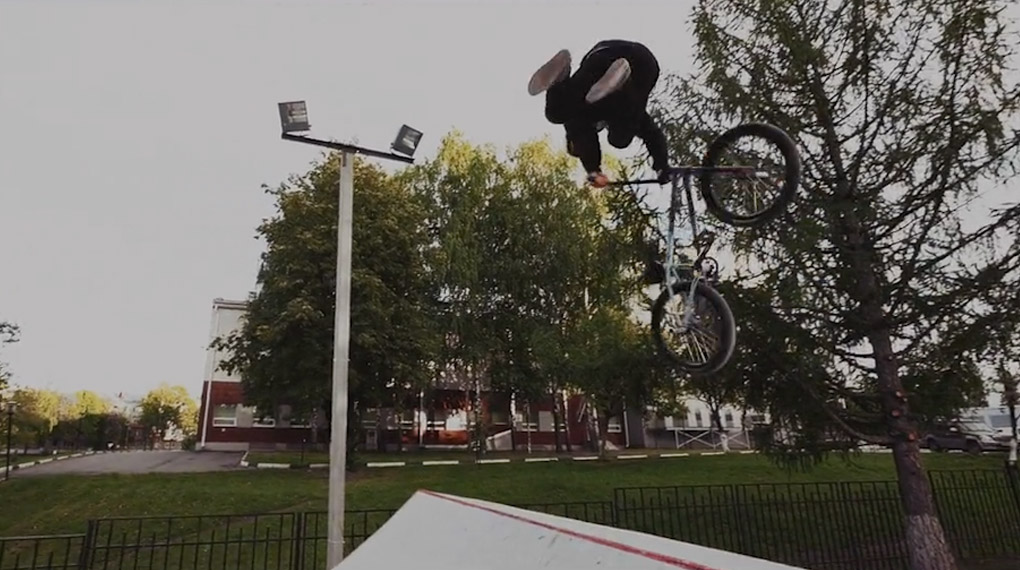 Hier sind die besten Manöver, die Kostya Andreev und Irek Rizaev an nur einem Tag auf die Bretter des Rampenparks von Kstowo gezimmert haben.