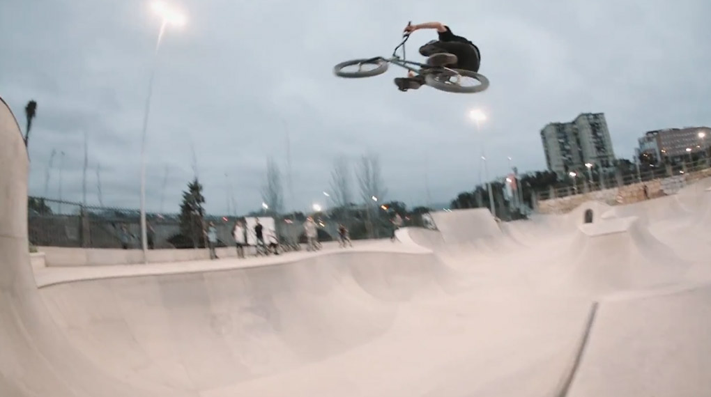 Anschnallen, Geschwindigkeit is shouting! Lima Eltham zersägt in diesem Video für Fox Dirt- und Betonrundungen in ganz Europa. Braaab!