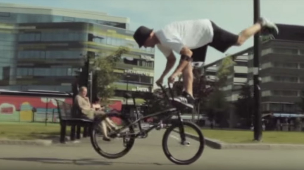 Nachdem Martti Kuoppa vor einiger Zeit seinen Rücktritt verkündet hat, katapultiert er sich mit diesem Video zurück ins Scheinwerferlicht der Flatlandwelt.