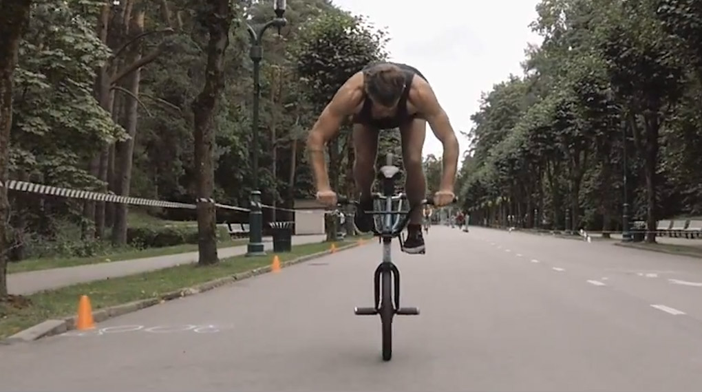 Der längste Nosemanual aller Zeiten? Davis Dudelis hat seine Lieblingshipstershorts angezogen und ist darin 263 Meter auf dem Vorderrad durch Riga gerollt.