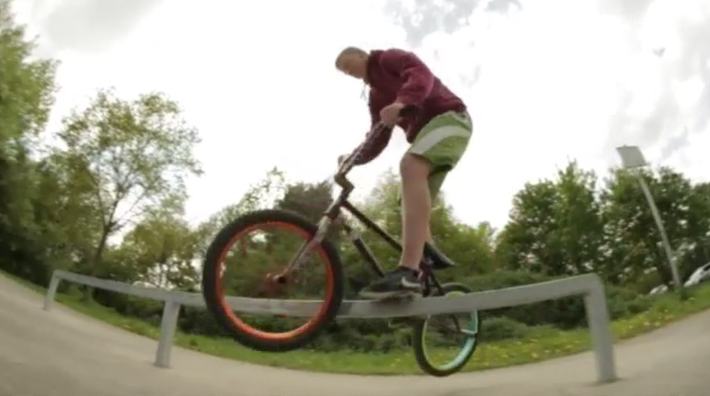 Robin Stroker aus Großburgedel präsentiert in diesem Video beträchtliche Radfahrskillz und Konstantin Strey hat das ganze super in Szene gesetzt.