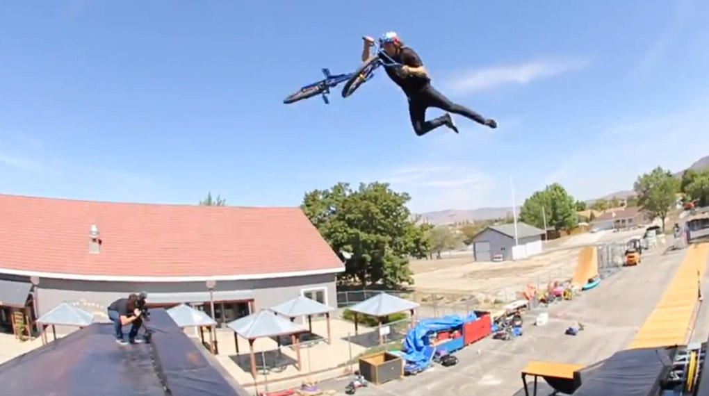 Und schon wieder ein World First von Ryan Williams. Diesmal schenkt der Scooterfahrer der BMX-Welt den Tailwhip Kickless Rewind. Blöder Name, wildes Manöver!