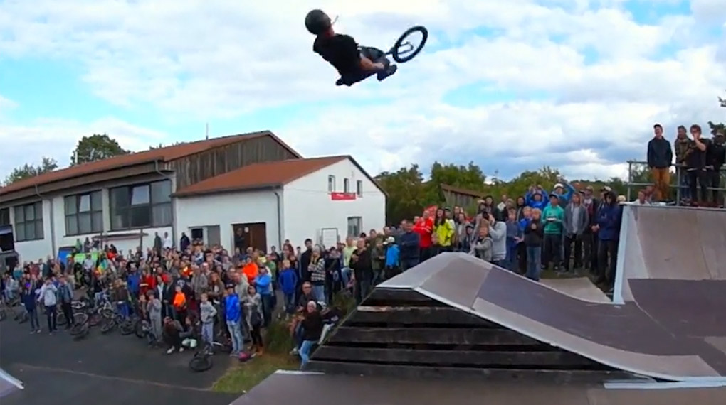 In diesem Video erfährst du, wer mit Rasierzeug im Gepäck zum Woodstone Contest 2015 im Skatepark Wendelstein angereist ist.