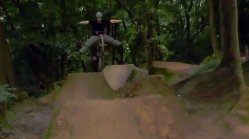 Timothy Pesth hat noch schnell ein Video an den RBT-Trails in Essen gefilmt, bevor diese für die Saison 2016 neugebaut werden. Mehr dazu in diesem Video.