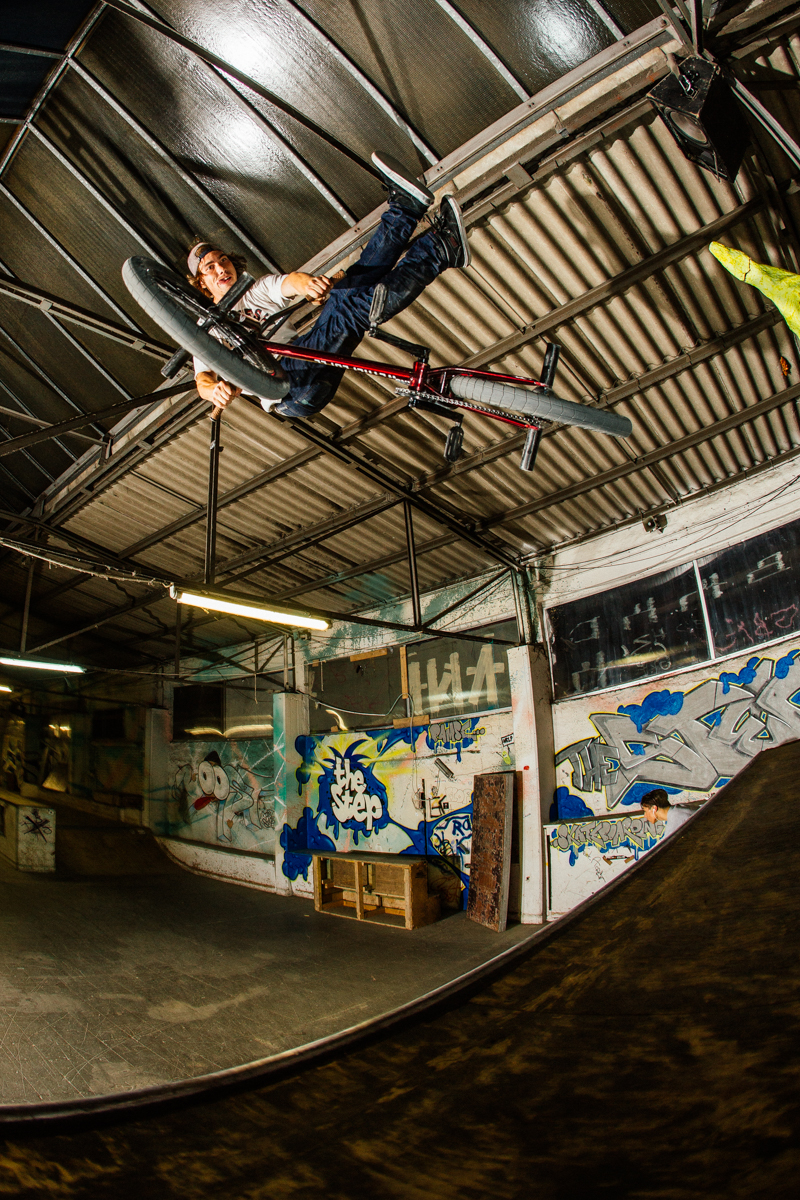 Dillon hat in der Boost Skatehalle in Stuttgart versucht, unser Chris-Doyle-Cover von Ausgabe 59 nachzustellen; Foto: Ben McPherson